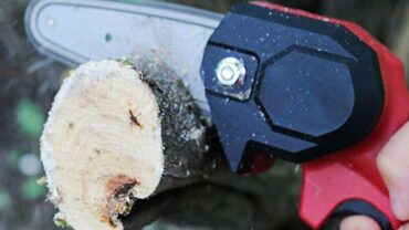 Revolutionize Your Outdoor Maintenance with the WoodRanger Mini Chainsaw!